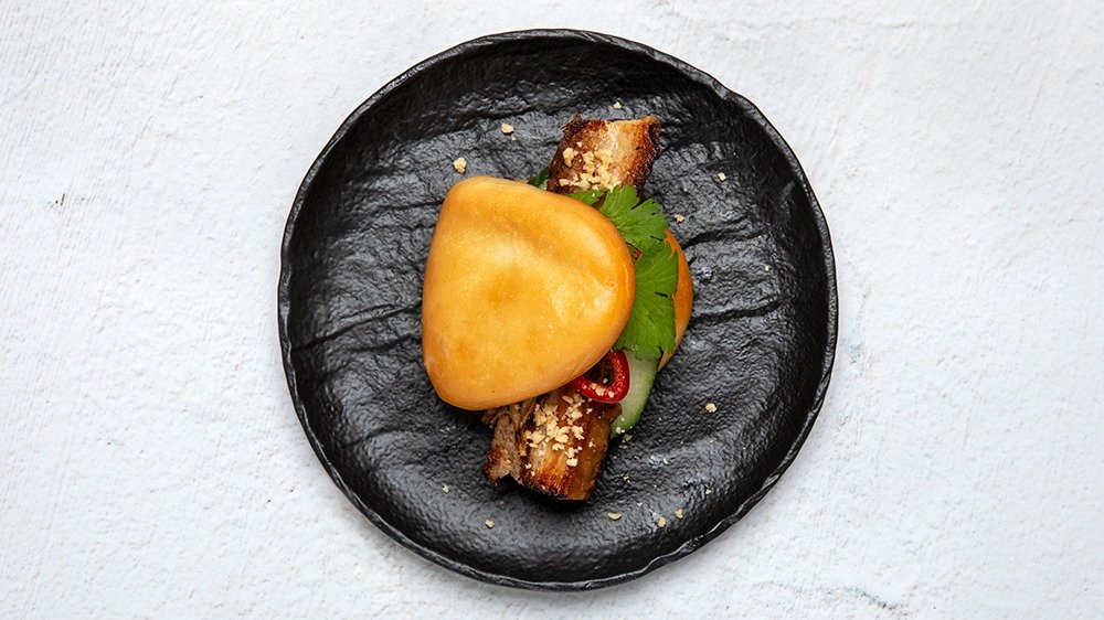 Bao med sidfläsk, inlagd gurka och hoisinsås