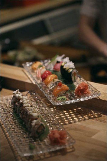 Sushitallrikar på baren