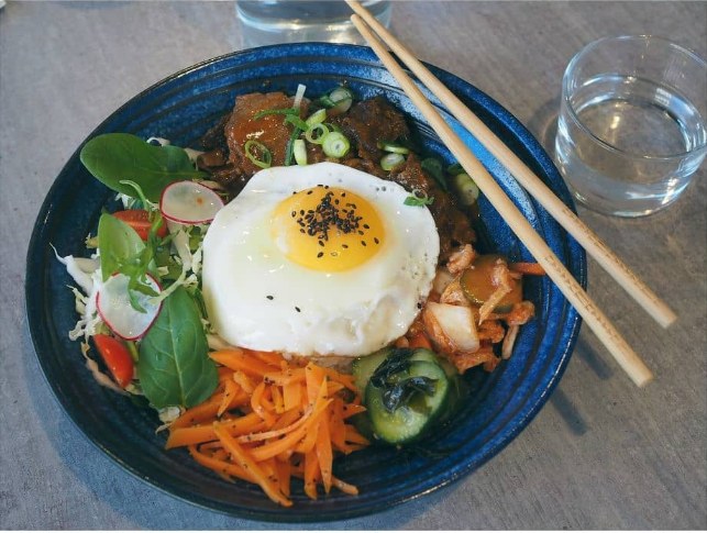 Bibimbap med stekt ägg