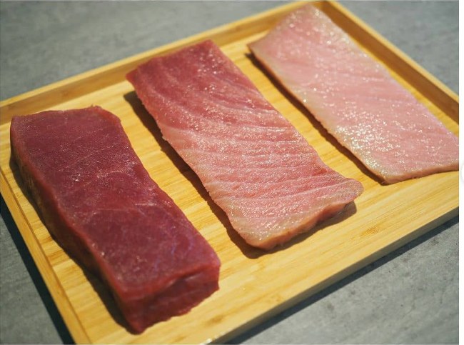 Färsk tonfisk inför beredning